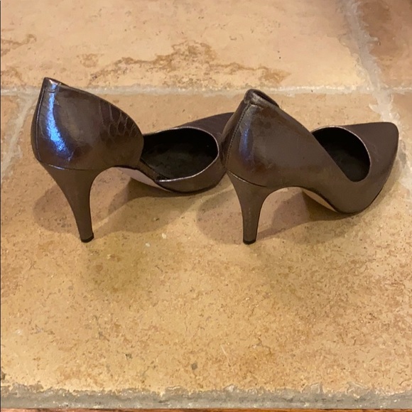 BCBG classic shoe in python color. - Picture 4 of 6